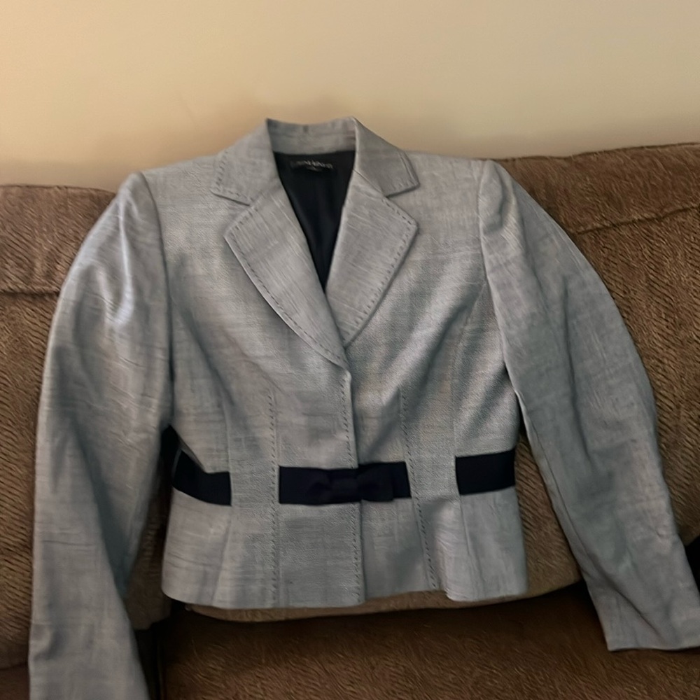 Tahari blazer size 4 black and white